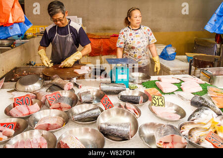 Singapore - 10 Novembre 2016: Pesce in stallo Tiong Bahru mercato umido. Il mercato è famoso per la sua qualità di cibo. Foto Stock