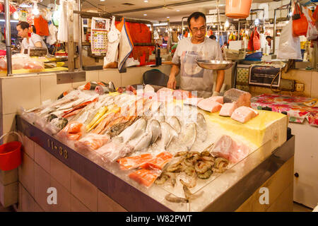 Singapore - 10 Novembre 2016: Pesce in stallo Tiong Bahru mercato umido. Il mercato è famoso per la sua qualità di cibo. Foto Stock