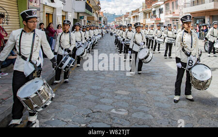 Cuenca, Ecuador, Jan 13, 2018: batteristi marciare in parata al festival Foto Stock