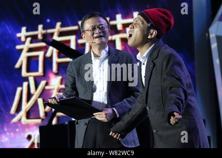 Ma Jack Yun, sinistra, presidente del gruppo Alibaba, e comico cinese Song Xiaobao eseguire durante la cerimonia di presentazione della 2016 villaggio un insegnante Foto Stock