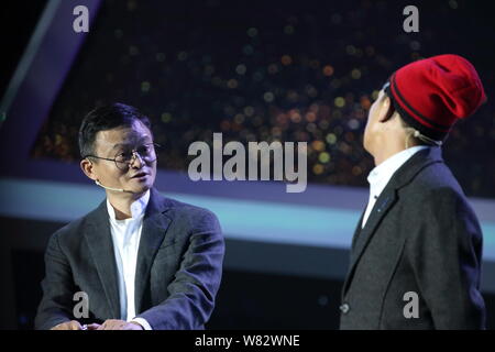 Ma Jack Yun, sinistra, presidente del gruppo Alibaba, e comico cinese Song Xiaobao eseguire durante la cerimonia di presentazione della 2016 villaggio un insegnante Foto Stock