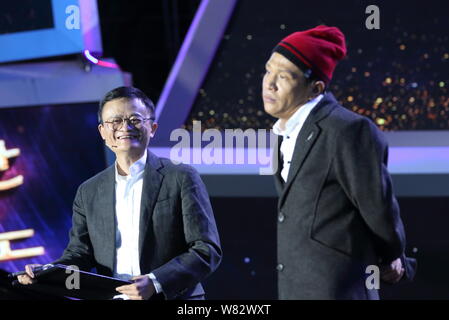 Ma Jack Yun, sinistra, presidente del gruppo Alibaba, e comico cinese Song Xiaobao eseguire durante la cerimonia di presentazione della 2016 villaggio un insegnante Foto Stock