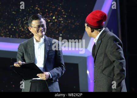 Ma Jack Yun, sinistra, presidente del gruppo Alibaba, e comico cinese Song Xiaobao eseguire durante la cerimonia di presentazione della 2016 villaggio un insegnante Foto Stock