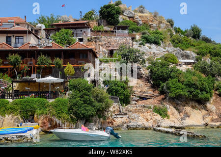 Hotel Sahil Pension Turchia, Kaleuchagiz, un villaggio per ricchi visitatori, sulle rovine della città antica di Kekova. Foto Stock