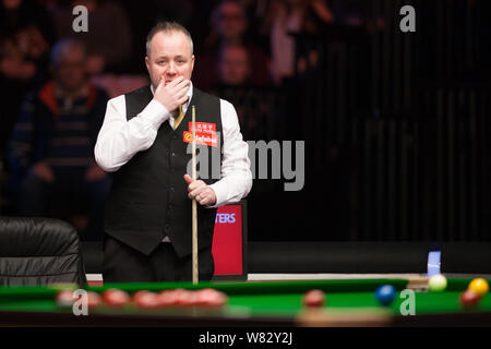 John Higgins della Scozia ritiene che un colpo di Mark Allen dell'Irlanda del Nord in il loro match di primo turno durante il 2017 Dafabet Masters snooker tournam Foto Stock