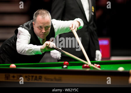 John Higgins della Scozia gioca un tiro a segno di Allen Irlanda del Nord in il loro match di primo turno durante il 2017 Dafabet Masters snooker tournament Foto Stock