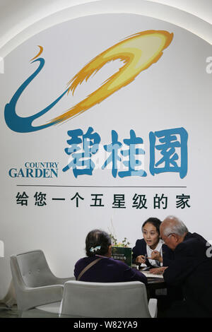--FILE--cinese i homebuyers visitare lo stand di cinesi immobiliare paese giardino durante una fiera immobiliare nella città di Kunming, a sud-ovest della Cina" Foto Stock