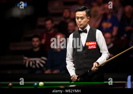 Marco fu di Hong Kong considera un colpo a segno di Allen Irlanda del Nord nel loro quarterfinal match durante il 2017 Dafabet Masters snooker tournamen Foto Stock