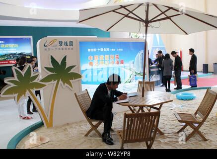 --FILE--cinese i homebuyers visitare lo stand di cinesi immobiliare paese giardino durante una fiera immobiliare a Pechino in Cina, 11 aprile 2013. Foto Stock