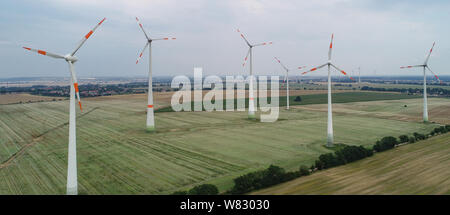 Carzig, Germania. Il 30 luglio, 2019. Le turbine eoliche sono situati in un campo nel distretto di Märkisch-Oderland. (Per "La rivoluzione energetica si ferma - cittadino di protesta contro le turbine eoliche') Credito: Patrick Pleul/dpa-Zentralbild/dpa/Alamy Live News Foto Stock