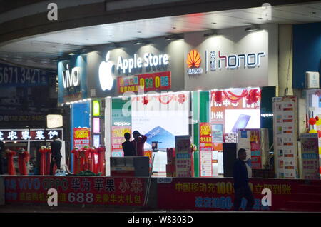 Vista del telefono mobile memorizza di (da sinistra) Vivo, Apple e Huawei in Dongguan City, a sud della Cina di provincia di Guangdong, 18 gennaio 2017. Il marchio cinese Foto Stock