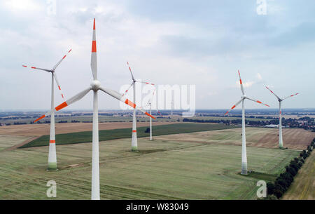 Carzig, Germania. Il 30 luglio, 2019. Le turbine eoliche sono situati in un campo nel distretto di Märkisch-Oderland. (Per "La rivoluzione energetica si ferma - cittadino di protesta contro le turbine eoliche') Credito: Patrick Pleul/dpa-Zentralbild/dpa/Alamy Live News Foto Stock