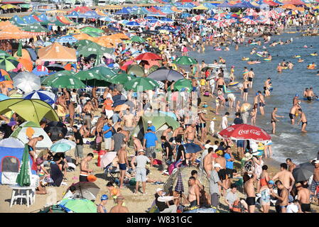 --FILE--i turisti affollano un beach resort per raffreddare su una torrida giornata nella città di Dalian, a nord-est della Cina di provincia di Liaoning, 27 agosto 2016. Cina Foto Stock