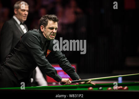 Ronnie O'Sullivan di Inghilterra ritiene che un colpo di Neil Robertson di Australia nel loro quarterfinal match durante il 2017 Dafabet Masters snooker tourn Foto Stock