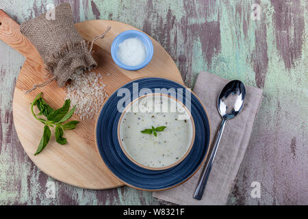 Tradizionale zuppa yayla (zuppa di yogurt) su sfondo di legno. Foto Stock