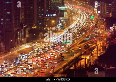 --FILE--le masse dei veicoli si muovono lentamente in un ingorgo su una strada a Pechino in Cina, 12 marzo 2016. Esso può venire come una sorpresa per pendolari giornalieri in Foto Stock