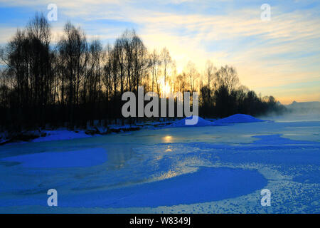 Un paesaggio innevato della Scenic Area del fiume Linbing al maggiore Khingan in Mongolia Interna Regione autonoma, Cina, 17 gennaio 2017. Foto Stock