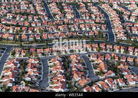 Vista aerea del suburban Los Angeles cul-de-sac di strade e di case in San Fernando Valley della California del Sud. Foto Stock