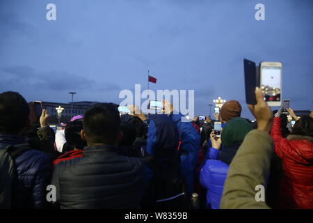 --FILE--turisti affollano la Piazza Tian'anmen a frequentare l'alzabandiera cerimonia che si terrà a Pechino, Cina, 21 novembre 2016. Pechino ha visto 285 milioni di turiste Foto Stock