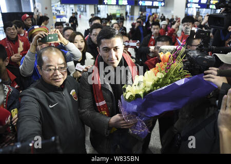 --FILE--uzbeka giocatore di calcio Odil Ahmedov, a destra è illustrato dopo che arrivano a Shanghai Pudong International Airport di Shanghai, Cina, 2 Janua Foto Stock