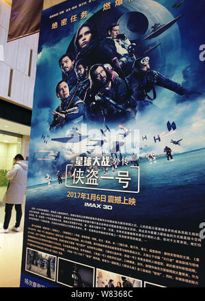 Un poster del film 'Rogue uno: Star Wars Storia" è sul display in un cinema a Yichang city, centrale cinese della provincia di Hubei, 4 gennaio 2017. Disn Foto Stock