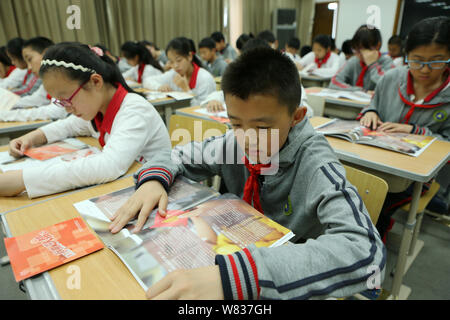 --FILE--giovani studenti cinesi di leggere i libri in una classe in una scuola primaria in Cina a Shanghai, 27 maggio 2016. La Cina è scesa drammaticamente in un educat globale Foto Stock