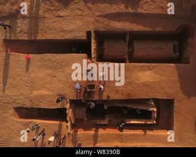 Vista aerea del sito degli scavi di tombe antiche spanning da Shang dinastia (1600-1046 a.C.) alla Dinastia Ming (1368-1644) alla contea di Xintang in Guangz Foto Stock