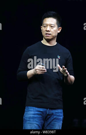 --FILE--Jia Yueting, fondatore, Presidente e CEO di Leshi Information & Technology, meglio noto come Letv o LeEco, introduce le 2 smartphone alla una pres Foto Stock