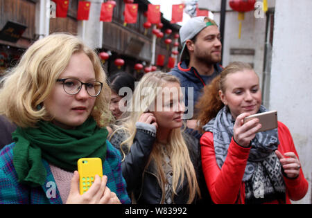 --FILE--i turisti stranieri che visitano un antica strada di Suzhou City, est cinese della provincia di Jiangsu, 29 ottobre 2016. La Cina è diventata il mondo ampia Foto Stock