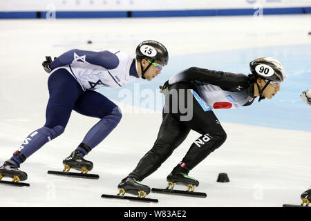 Keita Watanabe del Giappone, destra, compete negli uomini 1500m semi-finale durante il ISU WORLD CUP Short Track pattinaggio di velocità 2016 in Cina a Shanghai, 10 Foto Stock