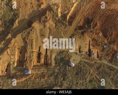 Vista aerea del sito degli scavi di tombe antiche spanning da Shang dinastia (1600-1046 a.C.) alla Dinastia Ming (1368-1644) alla contea di Xintang in Guangz Foto Stock