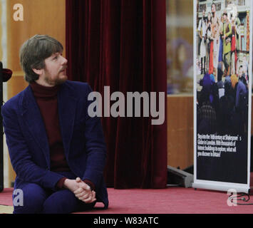 Il teatro inglese direttore Simon Godwin parla durante una lezione presso l'Università di Wuhan nella città di Wuhan, Cina centrale della provincia di Hubei, 11 dicembre 2016. Foto Stock