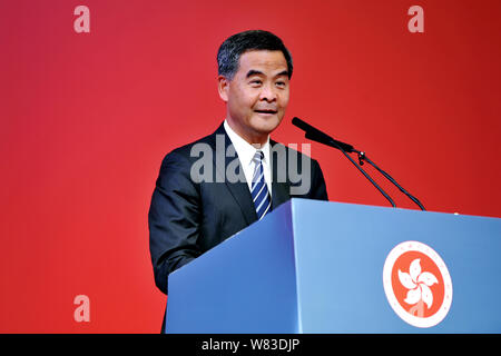--FILE--Hong Kong Chief Executive Leung Chun-ying, offre un discorso in occasione di un evento a Hong Kong, Cina, 8 aprile 2016. Hong Kong leader Leung Chun-ying Foto Stock