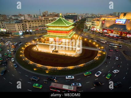 Vista aerea dell'illuminato Xi'an torre campanaria in Xi'an City, Cina nord-occidentale della provincia di Shaanxi, 30 novembre 2016. Foto Stock