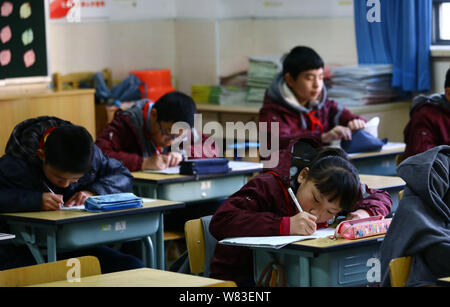 --FILE--giovani cinesi agli studenti di studiare in una classe in una scuola primaria in Cina a Shanghai, 18 febbraio 2016. La Cina è scesa drammaticamente in una globale ed Foto Stock