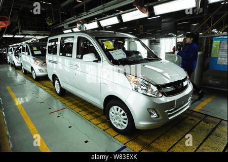 --FILE--un lavoratore cinese assembla autovetture sulla linea di montaggio in corrispondenza di un impianto automatico di SAIC-GM-Wuling Automobile Co., Ltd., nella città di Qingdao, est Chinas Sha Foto Stock