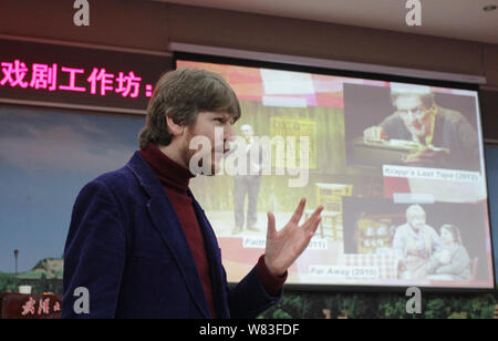 Il teatro inglese direttore Simon Godwin parla durante una lezione presso l'Università di Wuhan nella città di Wuhan, Cina centrale della provincia di Hubei, 11 dicembre 2016. Foto Stock