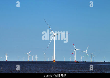 --FILE--turbine eoliche whirl per generare energia elettrica in corrispondenza di un offshore wind farm al largo della costa della contea di Rudong, città di Nantong, est della Cina di Jiangsu provin Foto Stock