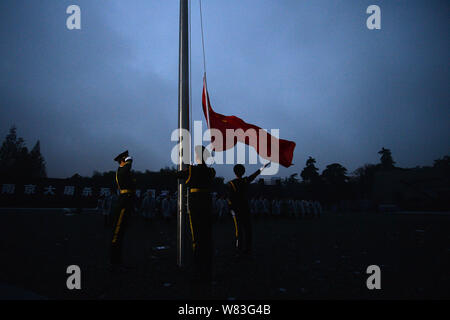 Bandiera nazionale cinese vola a mezz' asta a lutto per le vittime presso il Memorial Hall di vittime in Nanjing massacro da invasori giapponesi in Cina Foto Stock