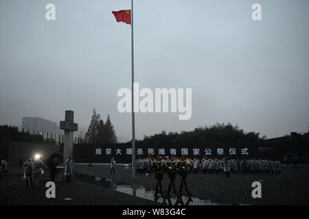 Bandiera nazionale cinese vola a mezz' asta a lutto per le vittime presso il Memorial Hall di vittime in Nanjing massacro da invasori giapponesi in Cina Foto Stock