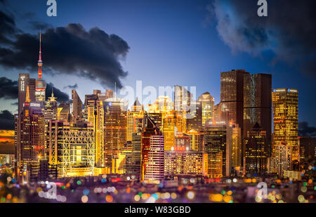 Vista notturna di grandi edifici e grattacieli di Puxi, Shanghai, Cina, 16 agosto 2016. Foto Stock