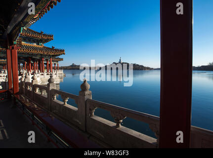 Una vista del Parco Beihai sotto il cielo blu durante una giornata limpida a Pechino, in Cina, il 22 dicembre 2016. Blue Skies tornato a Pechino il giovedì (22 Foto Stock