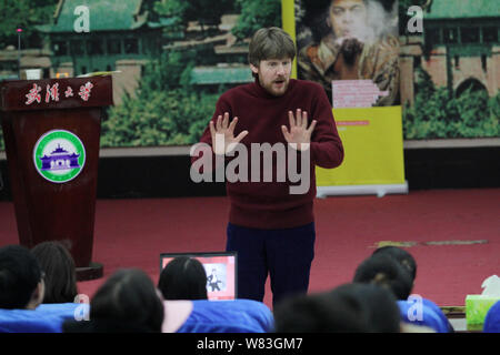 Il teatro inglese direttore Simon Godwin parla durante una lezione presso l'Università di Wuhan nella città di Wuhan, Cina centrale della provincia di Hubei, 11 dicembre 2016. Foto Stock