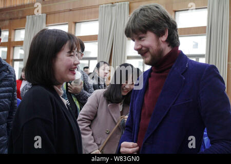 Il teatro inglese direttore Simon Godwin, destra, colloqui con uno studente durante una lezione presso l'Università di Wuhan nella città di Wuhan, Cina centrale di Hubei provi Foto Stock