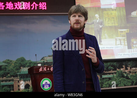 Il teatro inglese direttore Simon Godwin parla durante una lezione presso l'Università di Wuhan nella città di Wuhan, Cina centrale della provincia di Hubei, 11 dicembre 2016. Foto Stock