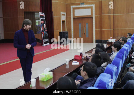 Il teatro inglese direttore Simon Godwin parla durante una lezione presso l'Università di Wuhan nella città di Wuhan, Cina centrale della provincia di Hubei, 11 dicembre 2016. Foto Stock