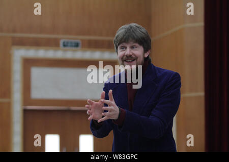 Il teatro inglese direttore Simon Godwin parla durante una lezione presso l'Università di Wuhan nella città di Wuhan, Cina centrale della provincia di Hubei, 11 dicembre 2016. Foto Stock