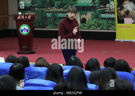 Il teatro inglese direttore Simon Godwin parla durante una lezione presso l'Università di Wuhan nella città di Wuhan, Cina centrale della provincia di Hubei, 11 dicembre 2016. Foto Stock