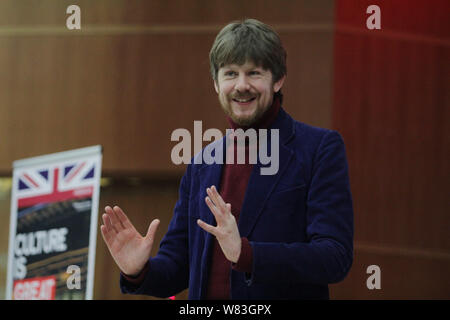 Il teatro inglese direttore Simon Godwin parla durante una lezione presso l'Università di Wuhan nella città di Wuhan, Cina centrale della provincia di Hubei, 11 dicembre 2016. Foto Stock