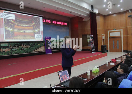 Il teatro inglese direttore Simon Godwin parla durante una lezione presso l'Università di Wuhan nella città di Wuhan, Cina centrale della provincia di Hubei, 11 dicembre 2016. Foto Stock